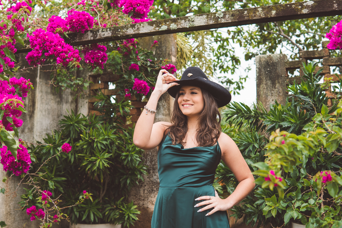 Ensaio fotográfico de 15 anos em Holambra, Macena Flores, com cavalo e nas plantações de girassol e lavanda. Ensaio feminino, ensaio 15 anos country - Beatriz Finotti