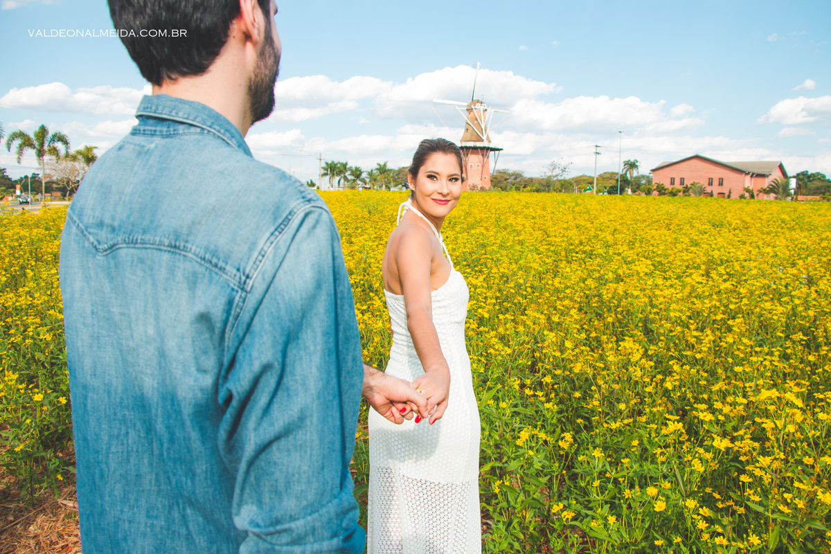 Ensaio Pre Wedding Luiza e Lucas no moinho em Holambra