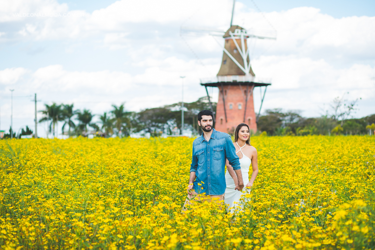 Ensaio Pre Wedding Luiza e Lucas no moinho em Holambra