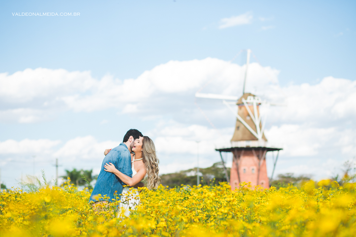 Ensaio Pre Wedding Luiza e Lucas no moinho em Holambra