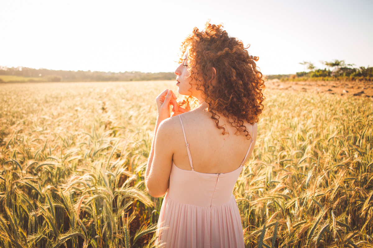 Ensaio feminino com a Juliana Santos em um plantação de trigo em Holambra