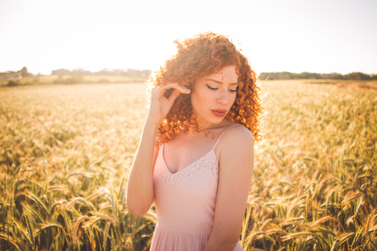 Ensaio feminino com a Juliana Santos em um plantação de trigo em Holambra