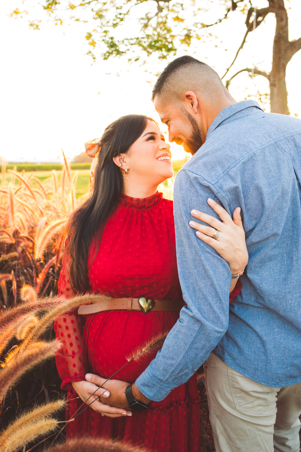 Ensaio de gestante em Holambra no por do sol