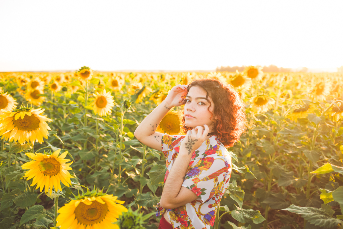 Ensaio feminino em um campo de girassol em Holambra