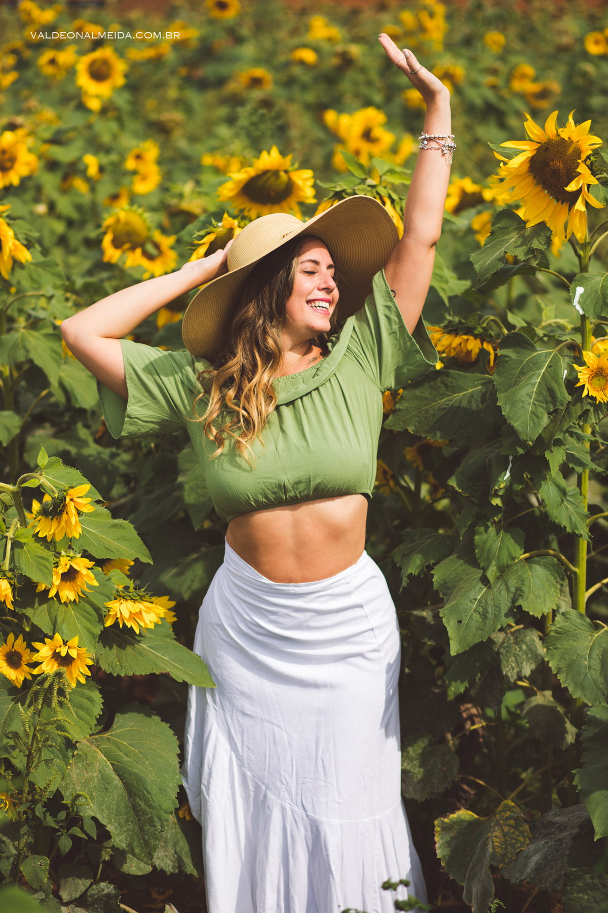 Ensaio feminino na plantação de girassol em Holambra