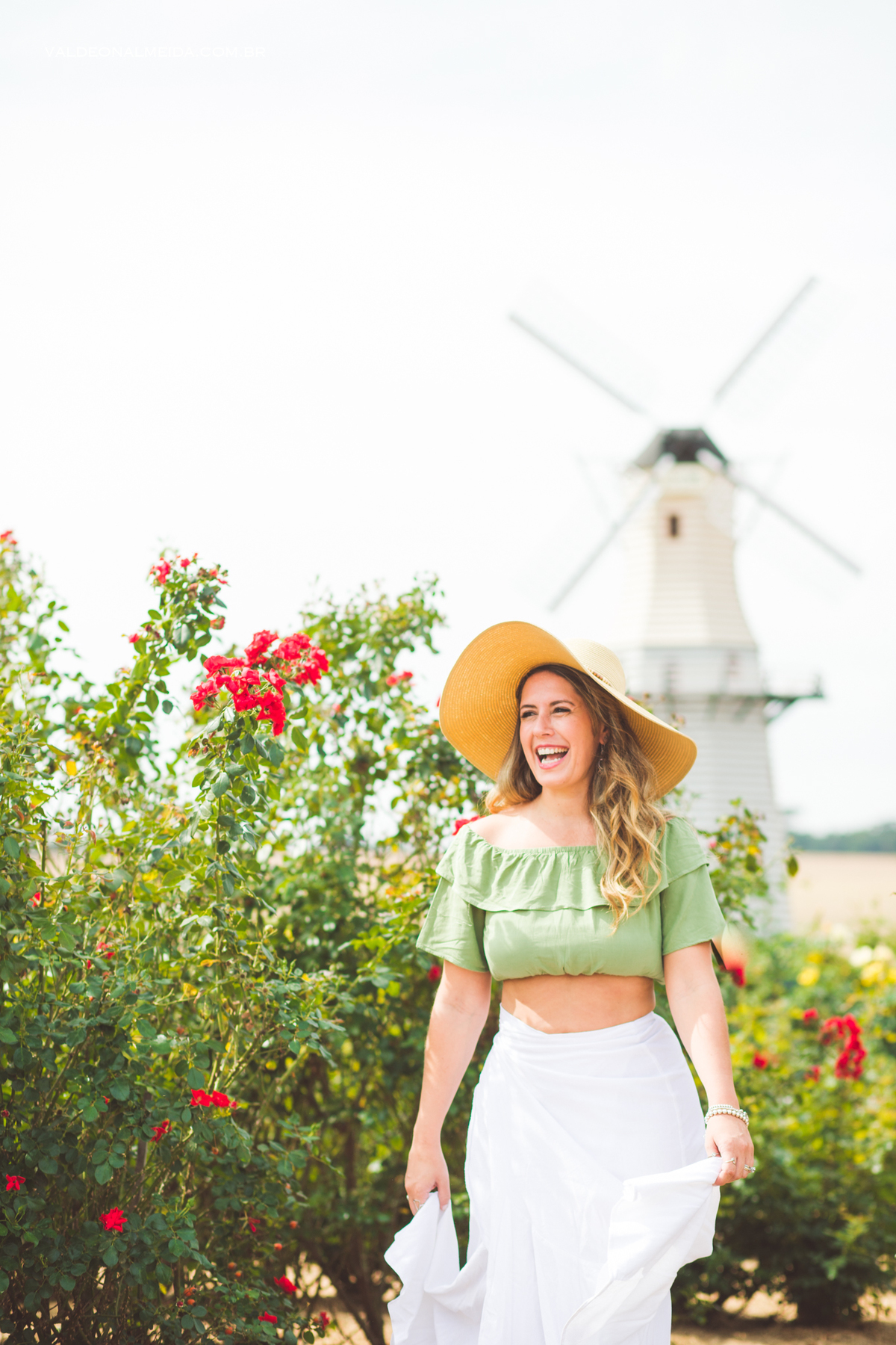 Ensaio feminino na plantação de rosas em Holambra