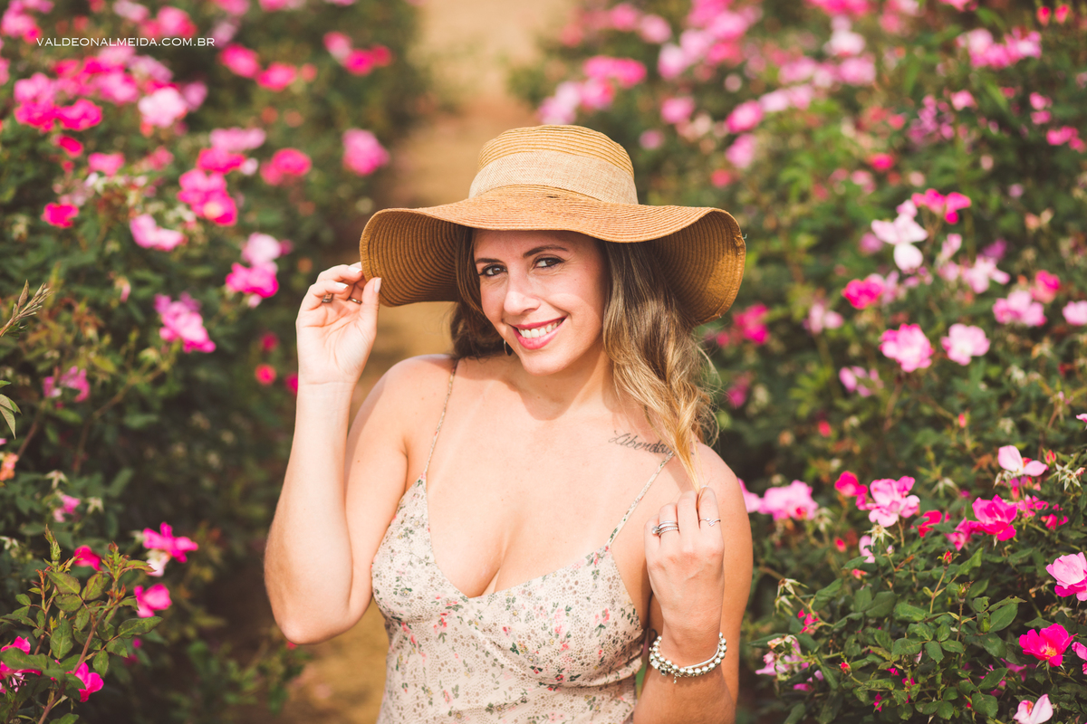 Ensaio feminino na plantação de rosas em Holambra
