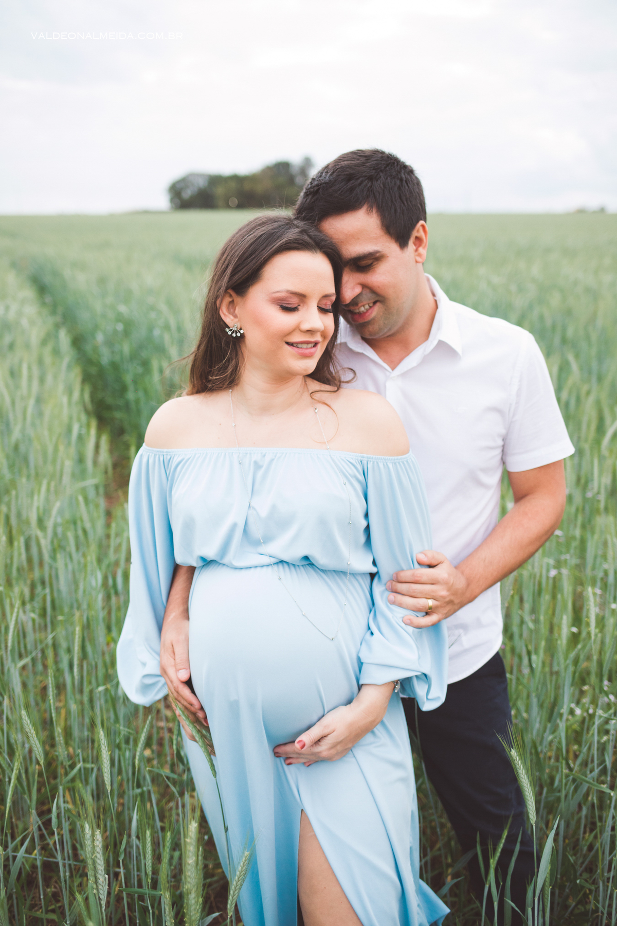 Ensaio de gestante em Holambra em uma plantação de trigo
