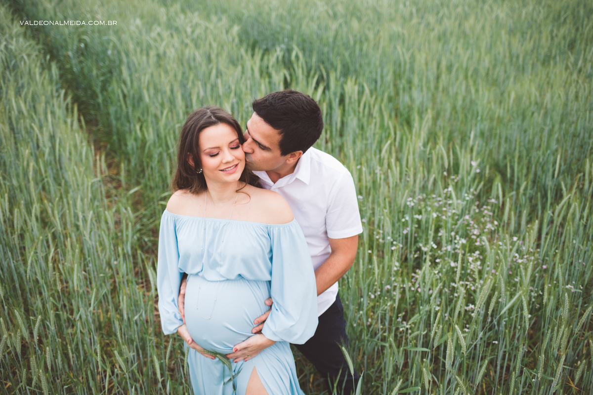 Ensaio de gestante em Holambra em uma plantação de trigo