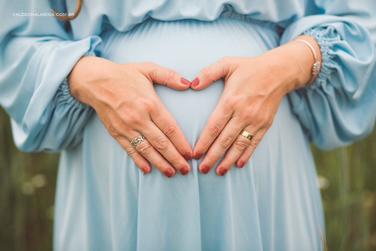 Ensaio de gestante em Holambra em uma plantação de trigo