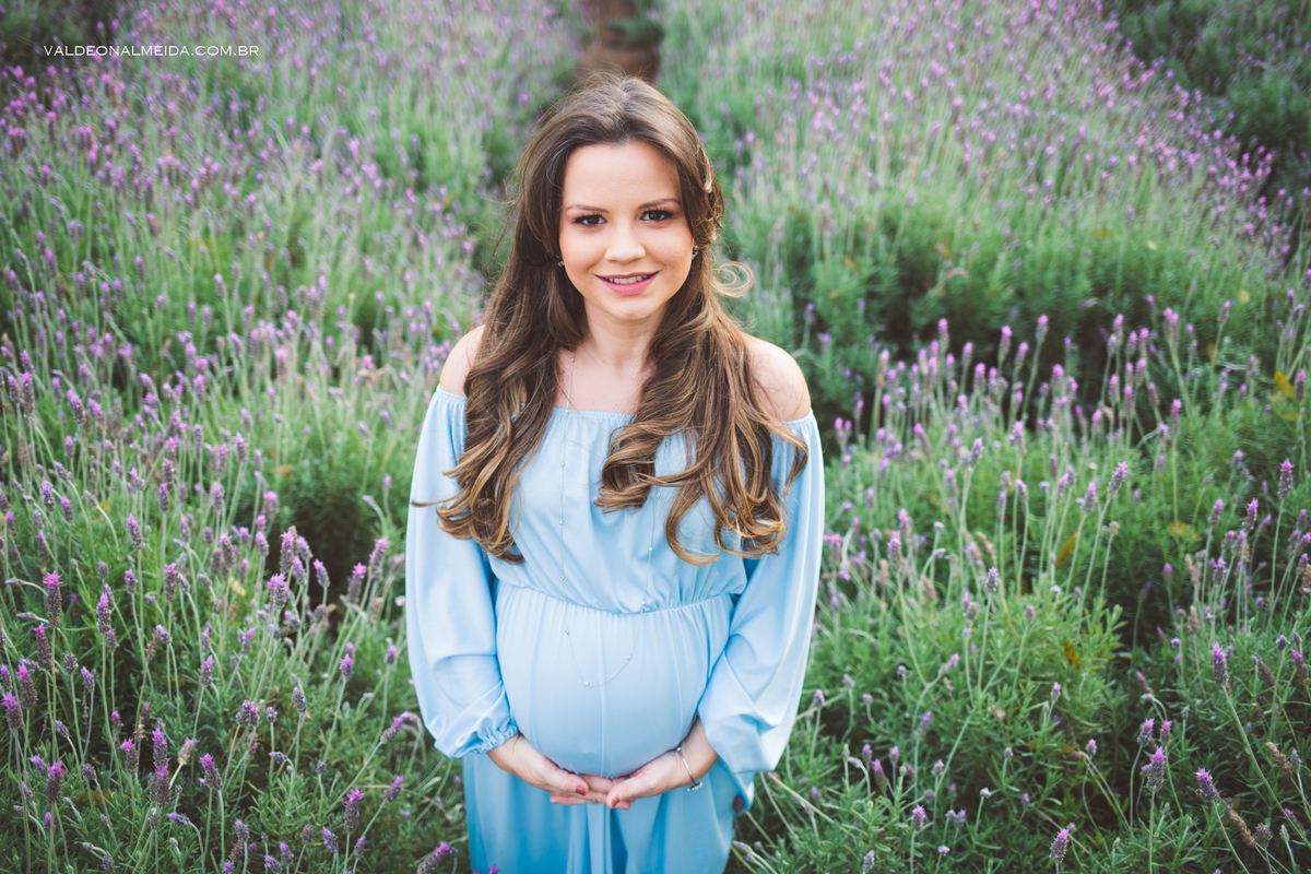 Ensaio de gestante em Holambra em uma plantação de lavanda