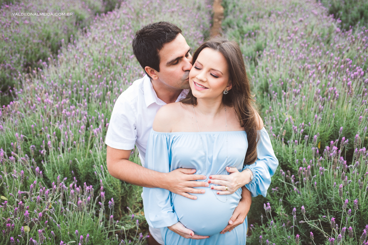 Ensaio de gestante em Holambra em uma plantação de lavanda