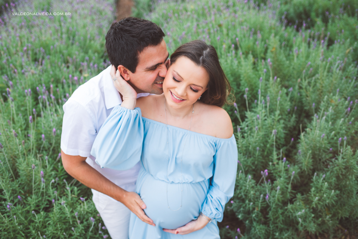 Ensaio de gestante em Holambra em uma plantação de lavanda