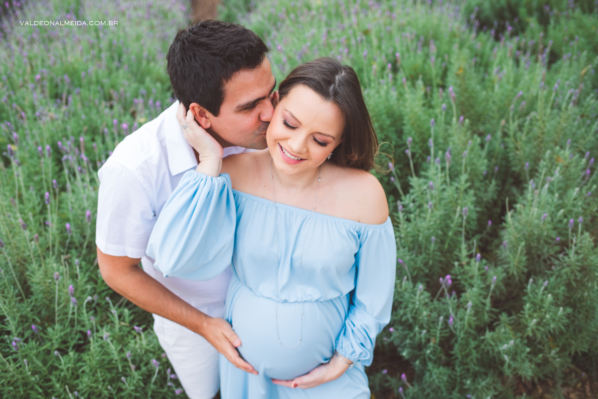 Ensaio de gestante em Holambra em uma plantação de lavanda