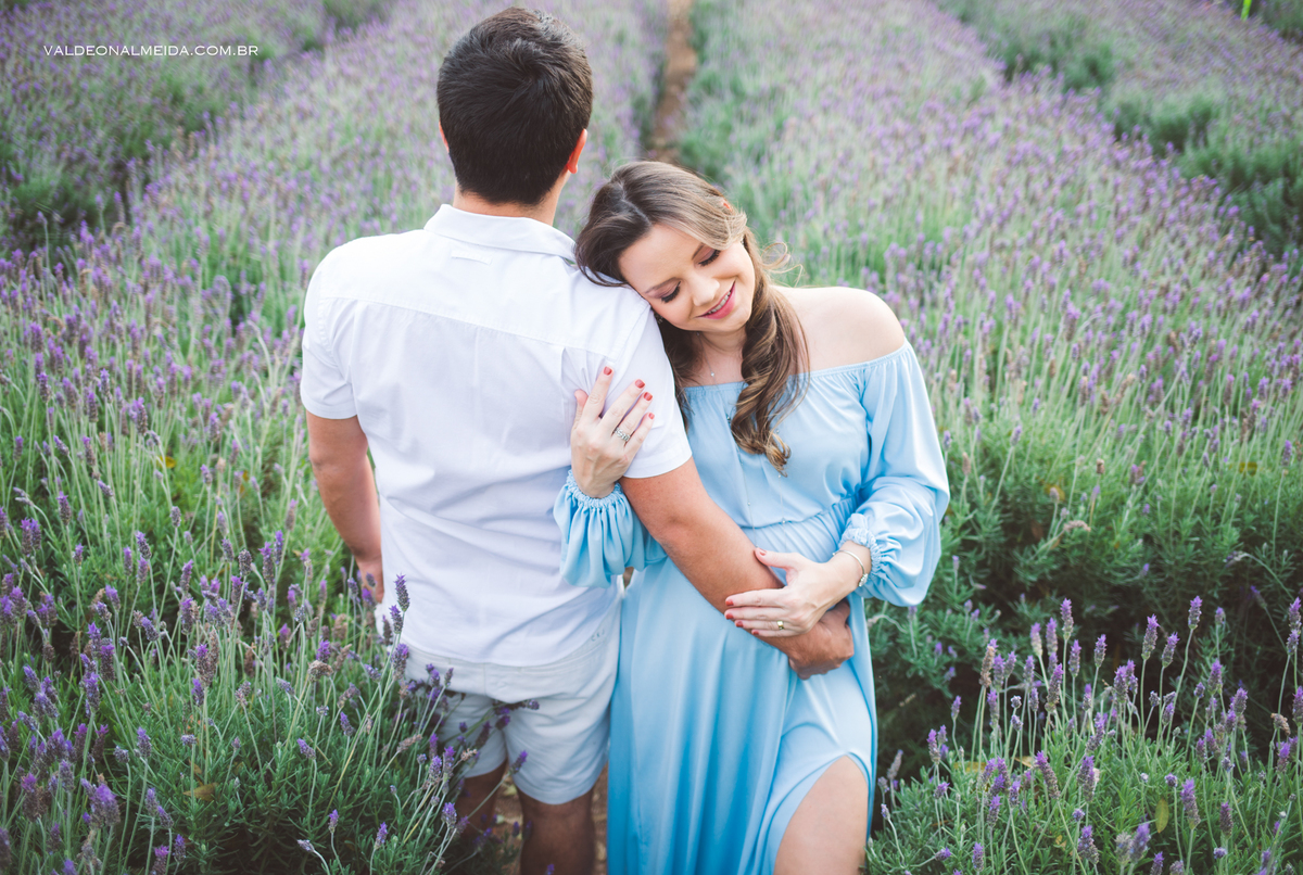 Ensaio de gestante em Holambra em uma plantação de lavanda