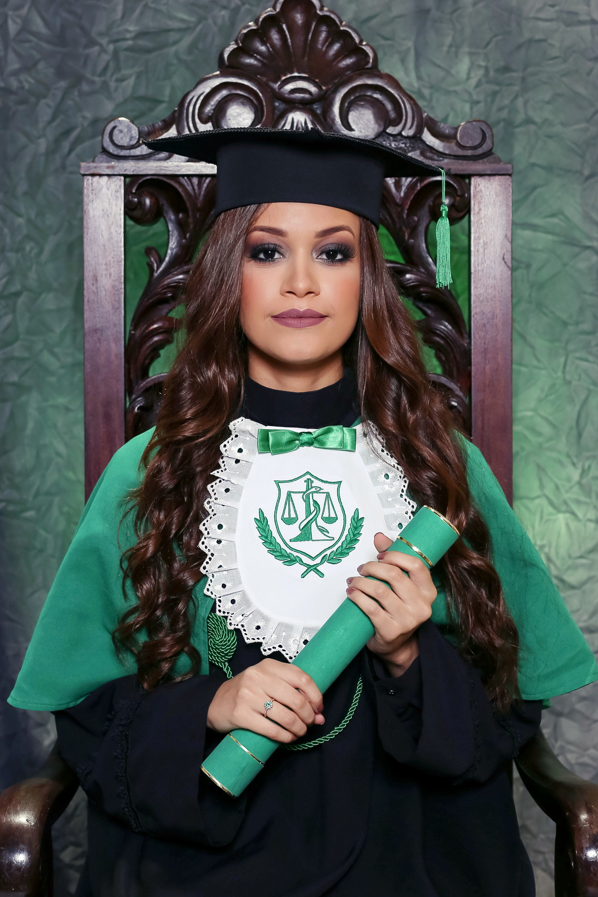 larissa-nutrição-iesp-formatura-becas-becaspb-joãopessoa-paraiba-jampa-pb-cadeira-fotografo-foto-fotografias-diploma-ruiva-muher-ufpb-unipê-asper-nassau-fpb-faser-sessões-foto-juarez-carneiro-studio-diego-capelo-simbolo-beca-tradição-beleza-produção