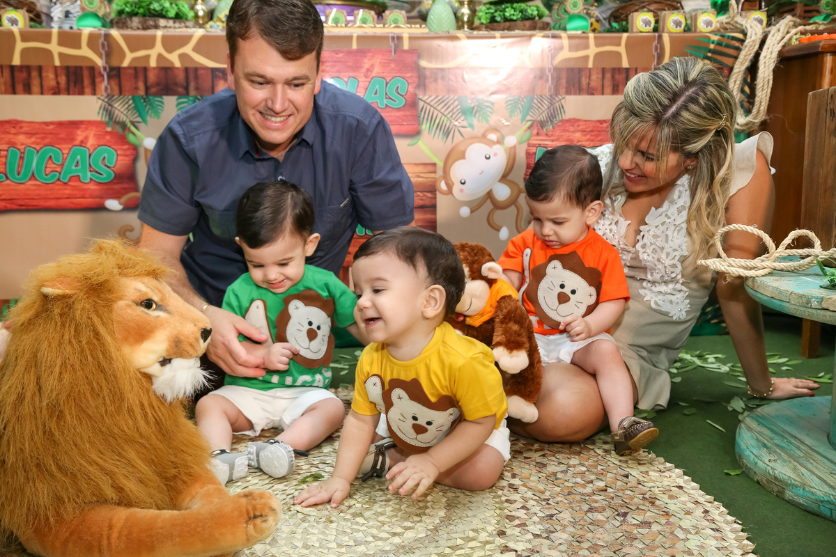 aniversario-infantil-trigêmeos-niver-tema-juarez-carneiro-studio-fotografo-foto-fotografia-criança-plazademayo-13demaio-fotos-crianças-festa-joãopessoa-paraiba-jampa-pb-decoração-niver-bolas-mães-pais-familia-festinha-salãodefestas