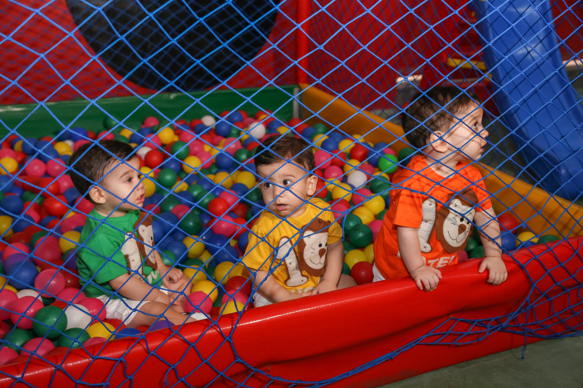 aniversario-infantil-trigêmeos-niver-tema-juarez-carneiro-studio-fotografo-foto-fotografia-criança-plazademayo-13demaio-fotos-crianças-festa-joãopessoa-paraiba-jampa-pb-decoração-niver-bolas-mães-pais-familia-festinha-salãodefestas