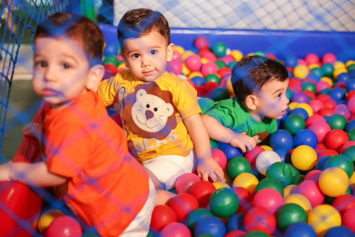 aniversario-infantil-trigêmeos-niver-tema-juarez-carneiro-studio-fotografo-foto-fotografia-criança-plazademayo-13demaio-fotos-crianças-festa-joãopessoa-paraiba-jampa-pb-decoração-niver-bolas-mães-pais-familia-festinha-salãodefestas
