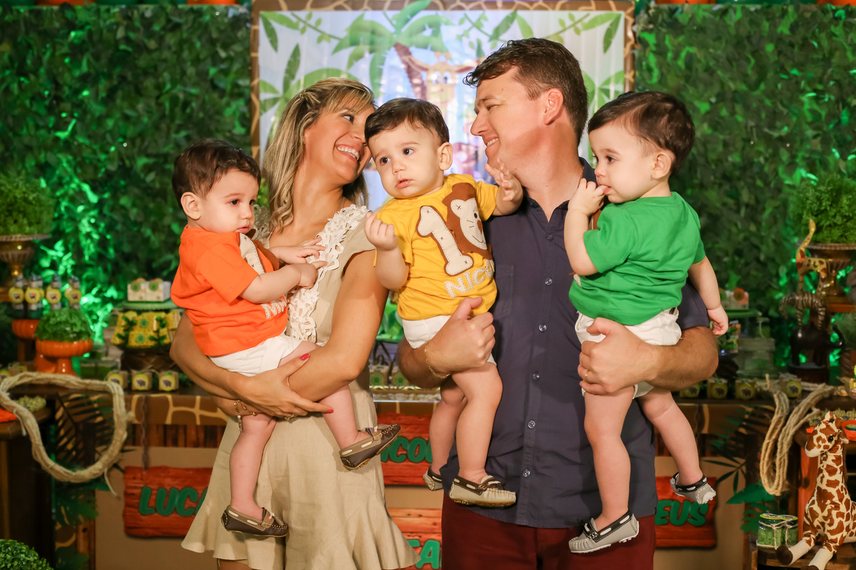 aniversario-infantil-trigêmeos-niver-tema-juarez-carneiro-studio-fotografo-foto-fotografia-criança-plazademayo-13demaio-fotos-crianças-festa-joãopessoa-paraiba-jampa-pb-decoração-niver-bolas-mães-pais-familia-festinha-salãodefestas