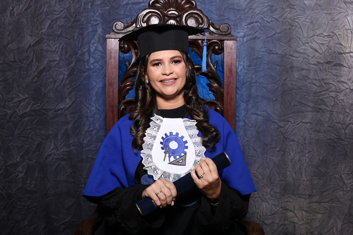 juarez-carneiro-studio-formatura-fotos-fotografo-beca-capelo-formanda-engenheira-cadeira-sessões-externas-praia-diquedecabedelo-joãopessoa-paraiba-pb-jp-fotografia-unipê-ufpb-uniesp-fpb-fap-asper-diploma-formandos-estúdio