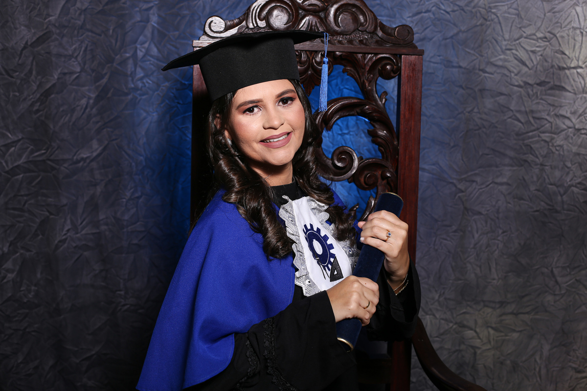 juarez-carneiro-studio-formatura-fotos-fotografo-beca-capelo-formanda-engenheira-cadeira-sessões-externas-praia-diquedecabedelo-joãopessoa-paraiba-pb-jp-fotografia-unipê-ufpb-uniesp-fpb-fap-asper-diploma-formandos-estúdio