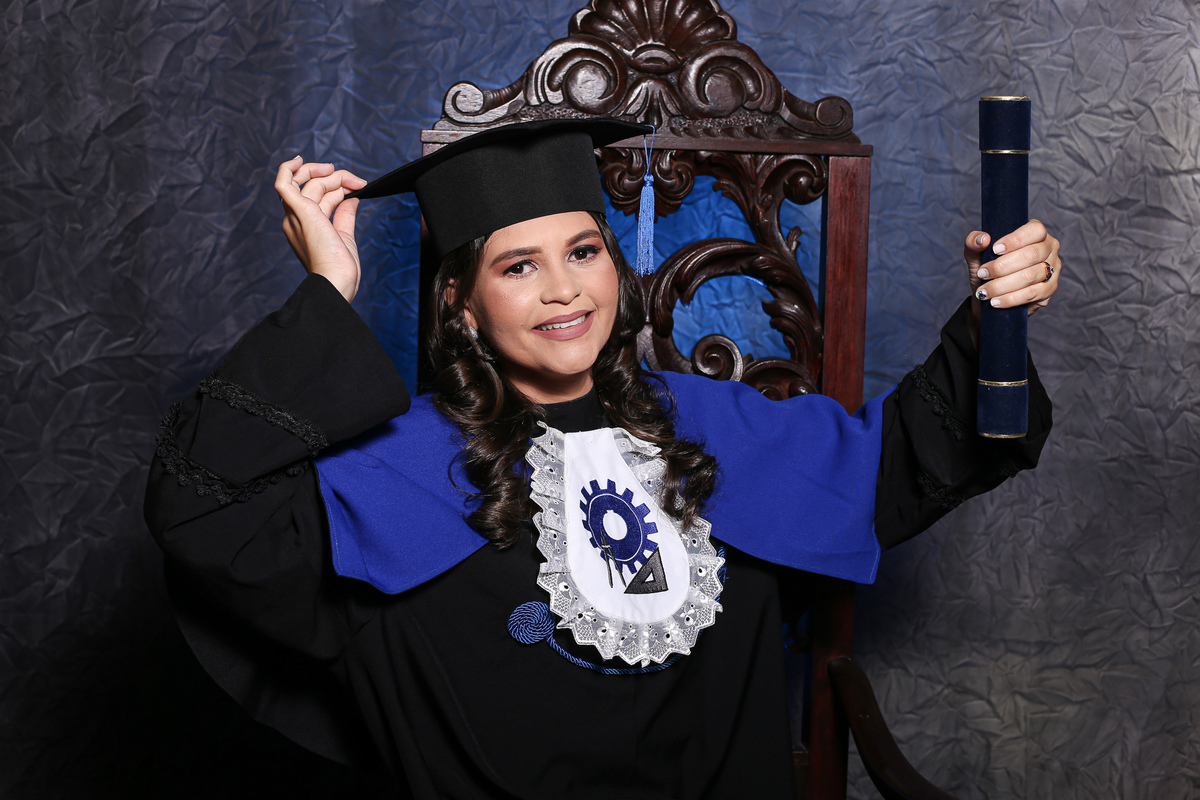 juarez-carneiro-studio-formatura-fotos-fotografo-beca-capelo-formanda-engenheira-cadeira-sessões-externas-praia-diquedecabedelo-joãopessoa-paraiba-pb-jp-fotografia-unipê-ufpb-uniesp-fpb-fap-asper-diploma-formandos-estúdio