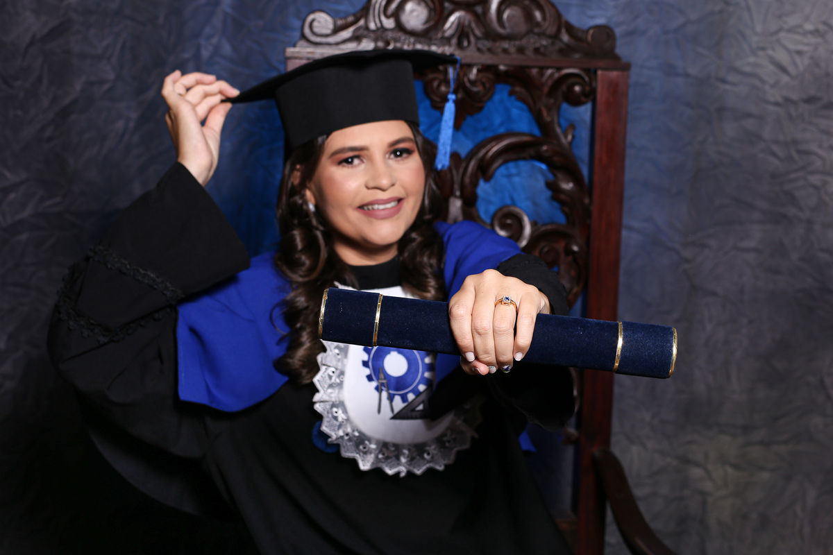 juarez-carneiro-studio-formatura-fotos-fotografo-beca-capelo-formanda-engenheira-cadeira-sessões-externas-praia-diquedecabedelo-joãopessoa-paraiba-pb-jp-fotografia-unipê-ufpb-uniesp-fpb-fap-asper-diploma-formandos-estúdio