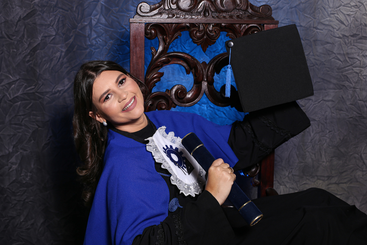 juarez-carneiro-studio-formatura-fotos-fotografo-beca-capelo-formanda-engenheira-cadeira-sessões-externas-praia-diquedecabedelo-joãopessoa-paraiba-pb-jp-fotografia-unipê-ufpb-uniesp-fpb-fap-asper-diploma-formandos-estúdio