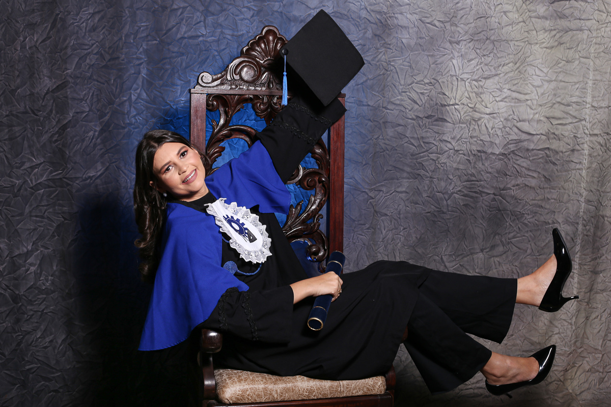 juarez-carneiro-studio-formatura-fotos-fotografo-beca-capelo-formanda-engenheira-cadeira-sessões-externas-praia-diquedecabedelo-joãopessoa-paraiba-pb-jp-fotografia-unipê-ufpb-uniesp-fpb-fap-asper-diploma-formandos-estúdio