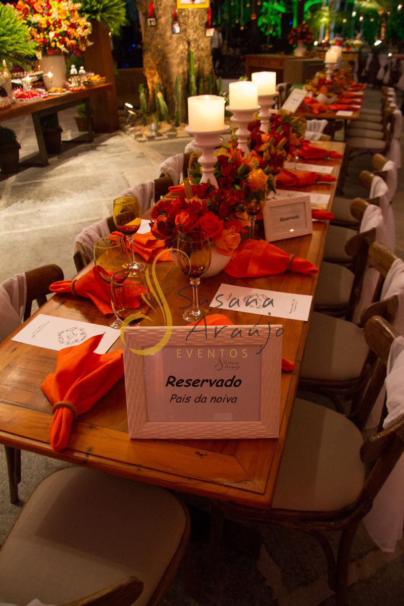 Casamento Zéfiro Niterói, mesa de convidados com flores laranja, vermelho e amarelo com velas.