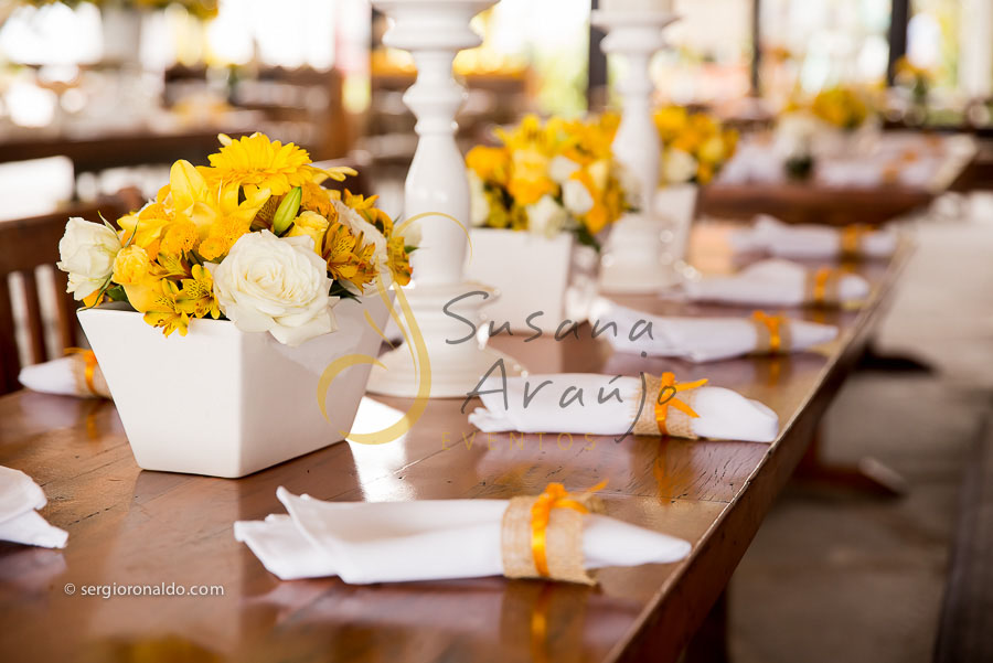 Casamento Zéfiro Niterói, mesa de convidados com flores amarelas, e guardanapos.