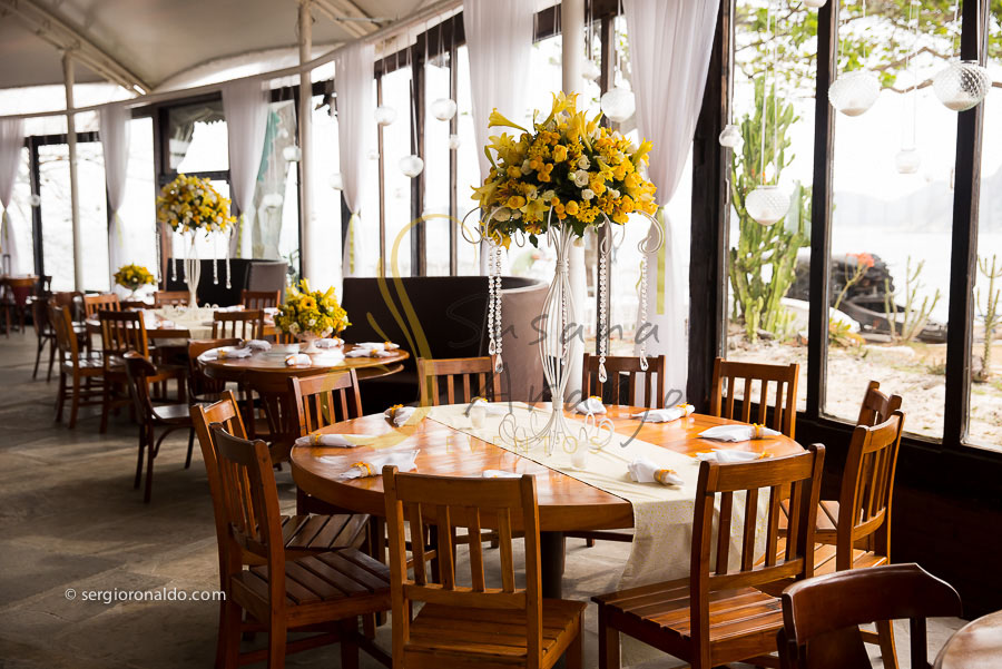 Casamento Zéfiro Niterói, mesa de bem casados com flores amarelas.