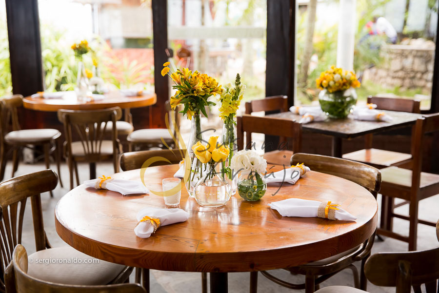 Casamento Zéfiro Niterói, mesa de bem casados com flores amarelas.