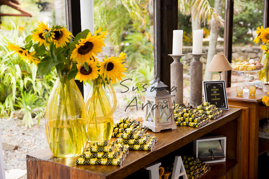 Casamento Zéfiro Niterói, mesa de bem casados com flores amarelas. E bem casados com embalagem preta e amarela. Girassóis na decoração!