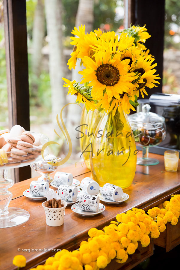 Casamento Zéfiro Niterói, mesa de café com flores amarelas.