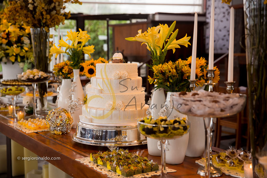 Casamento Zéfiro Niterói, mesa de doces e bolo com flores amarelas.