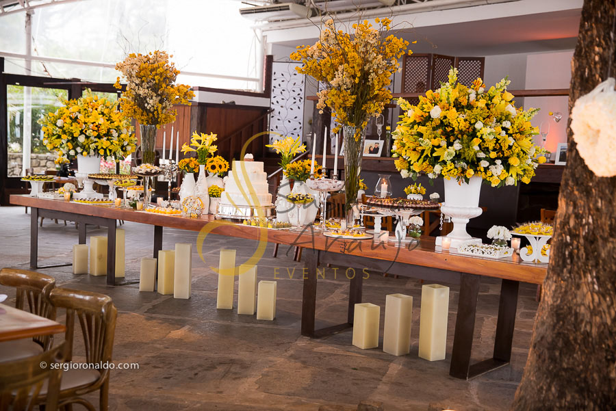 Casamento Zéfiro Niterói, mesa de doces e bolo com flores amarelas.