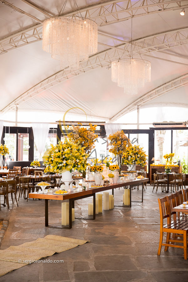 Casamento Zéfiro Niterói, mesa de doces e bolo com flores amarelas.