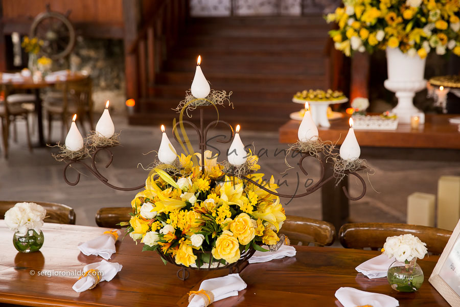 Casamento Zéfiro Niterói, mesa de convidados com flores amarelas e velas, Arranjo com velas.