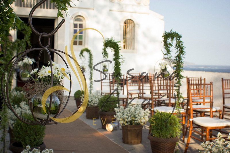 Casamento Zéfiro Niterói, cerimônia na Fortaleza de Santa Cruz, Capela de Santa Bárbara com flores brancas, suporte de ferro com flores, buchinhos.