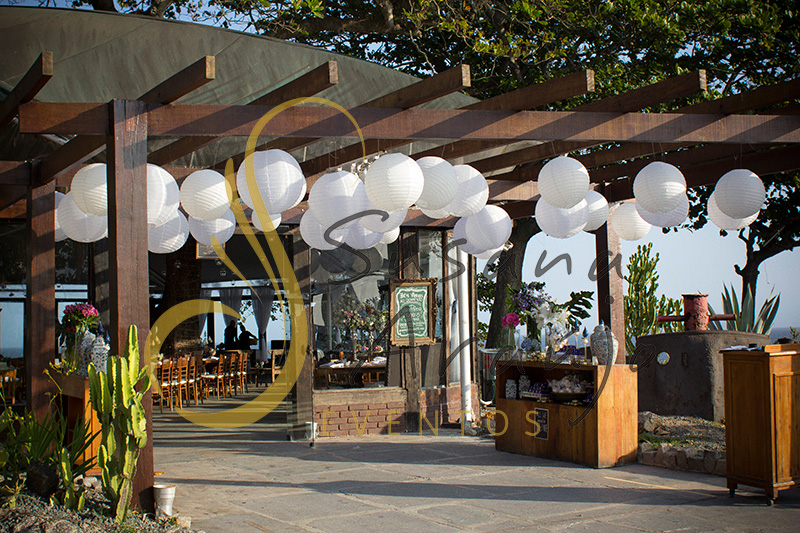 Casamento Zéfiro Niterói - Entrada decorada com lanternas japonesas.