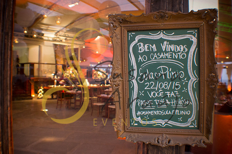 Casamento Zéfiro Niterói, entrada decorada com quadro negro temático.