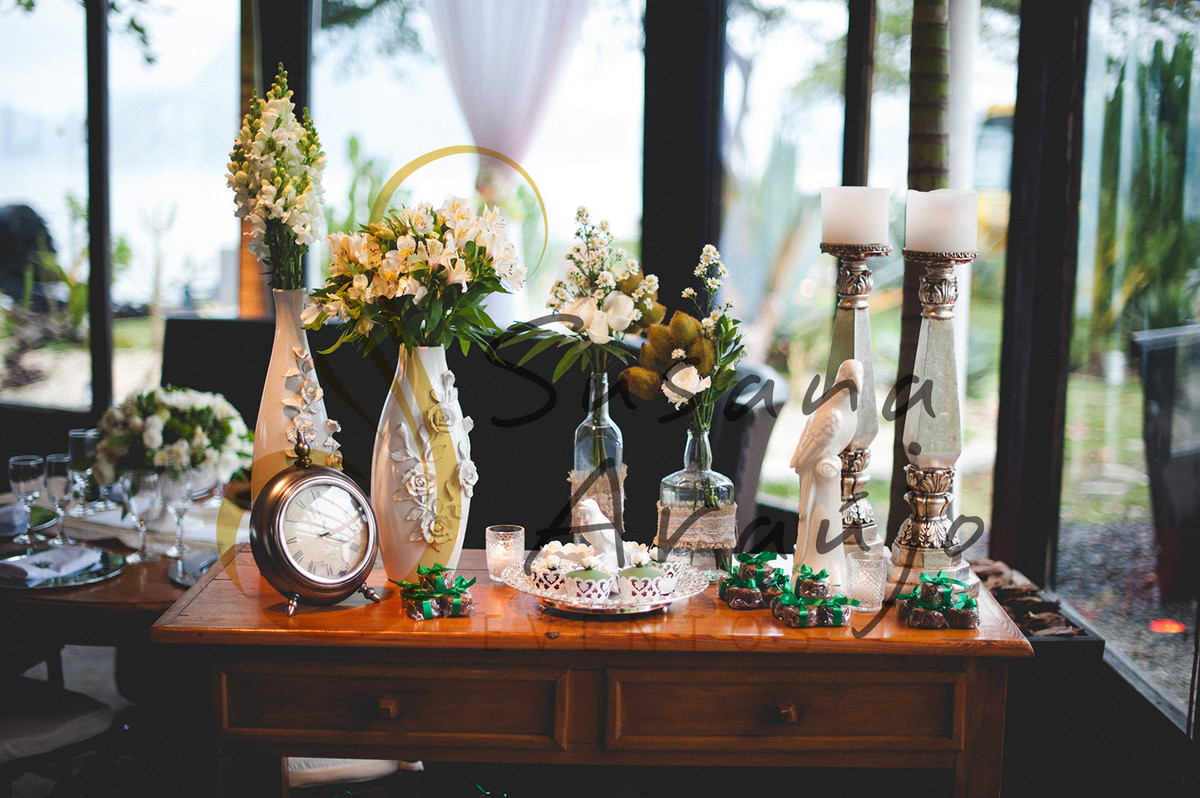 Casamento Zéfiro Niterói, mesa de bem casados com flores brancas.