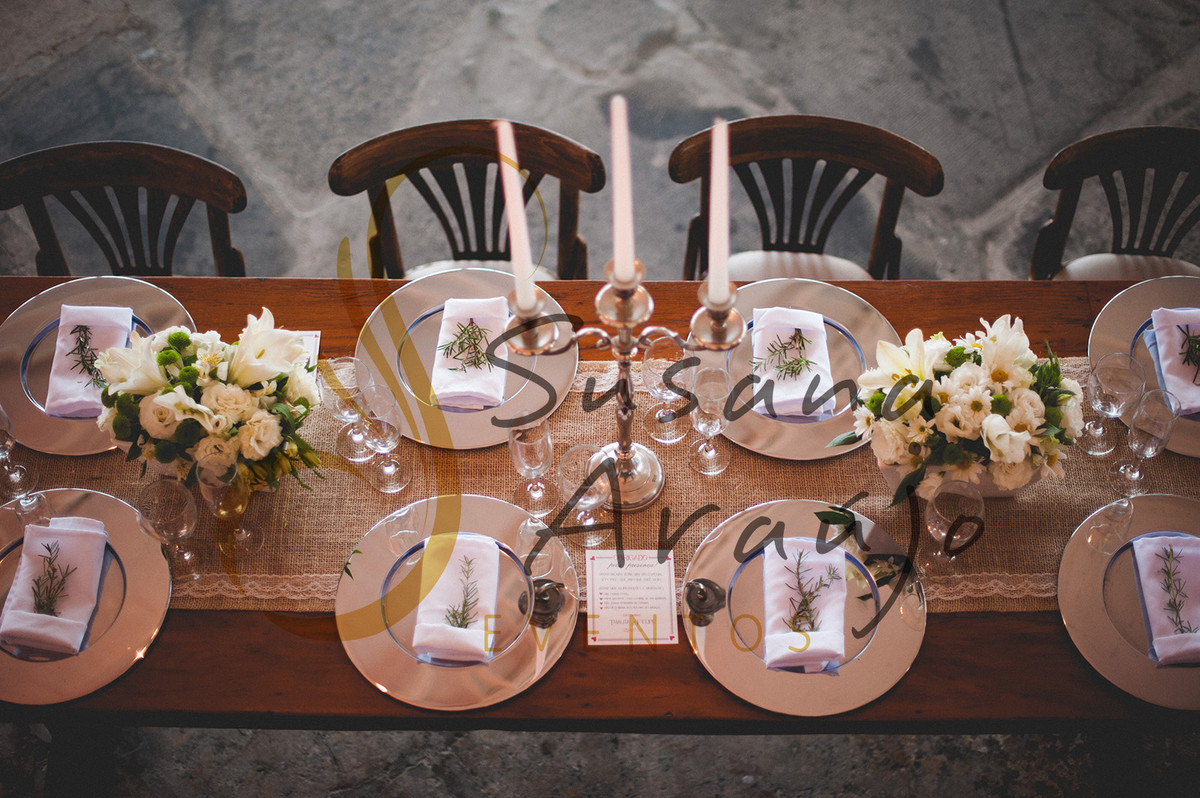 Casamento Zéfiro Niterói, mesa de convidados com flores brancas.