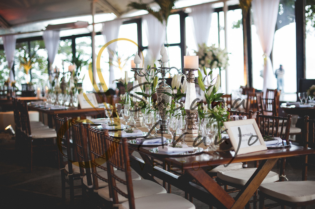Casamento Zéfiro Niterói, mesa de convidados / família com flores brancas.