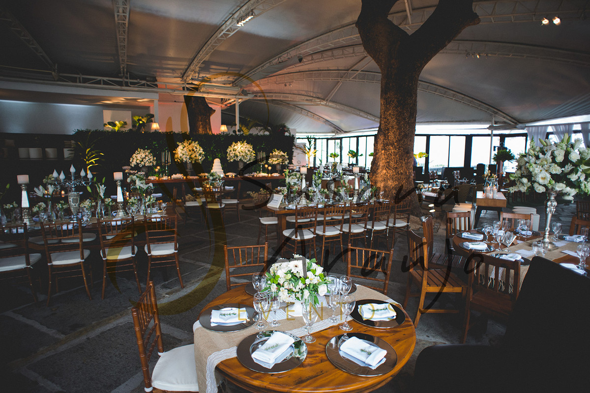 Casamento Zéfiro Niterói, mesa de convidados com flores brancas.