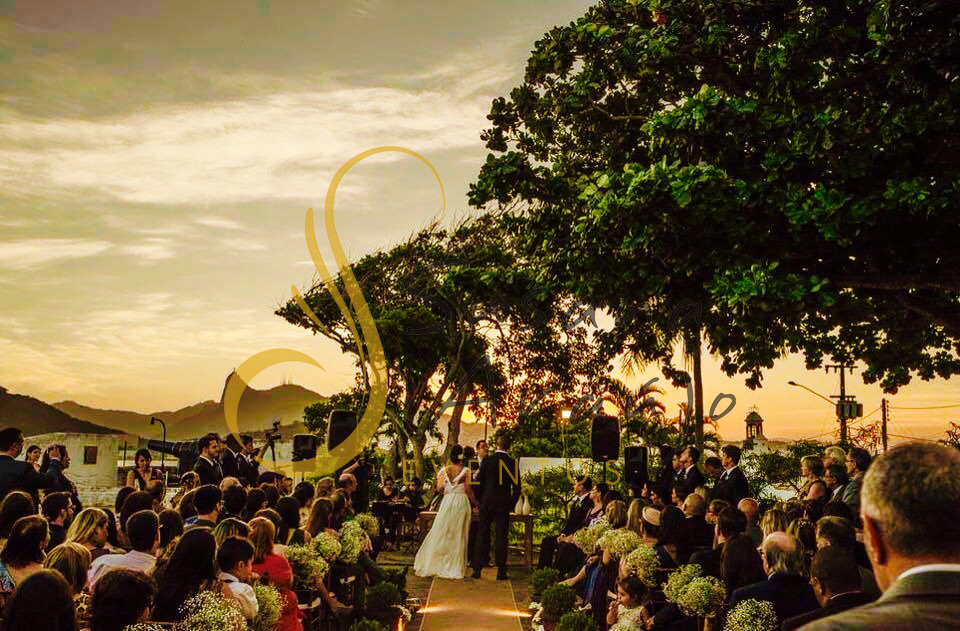 Casamento Zéfiro Niterói, cerimônia na Fortaleza de Santa Cruz, Capela de Santa Bárbara com flores brancas.