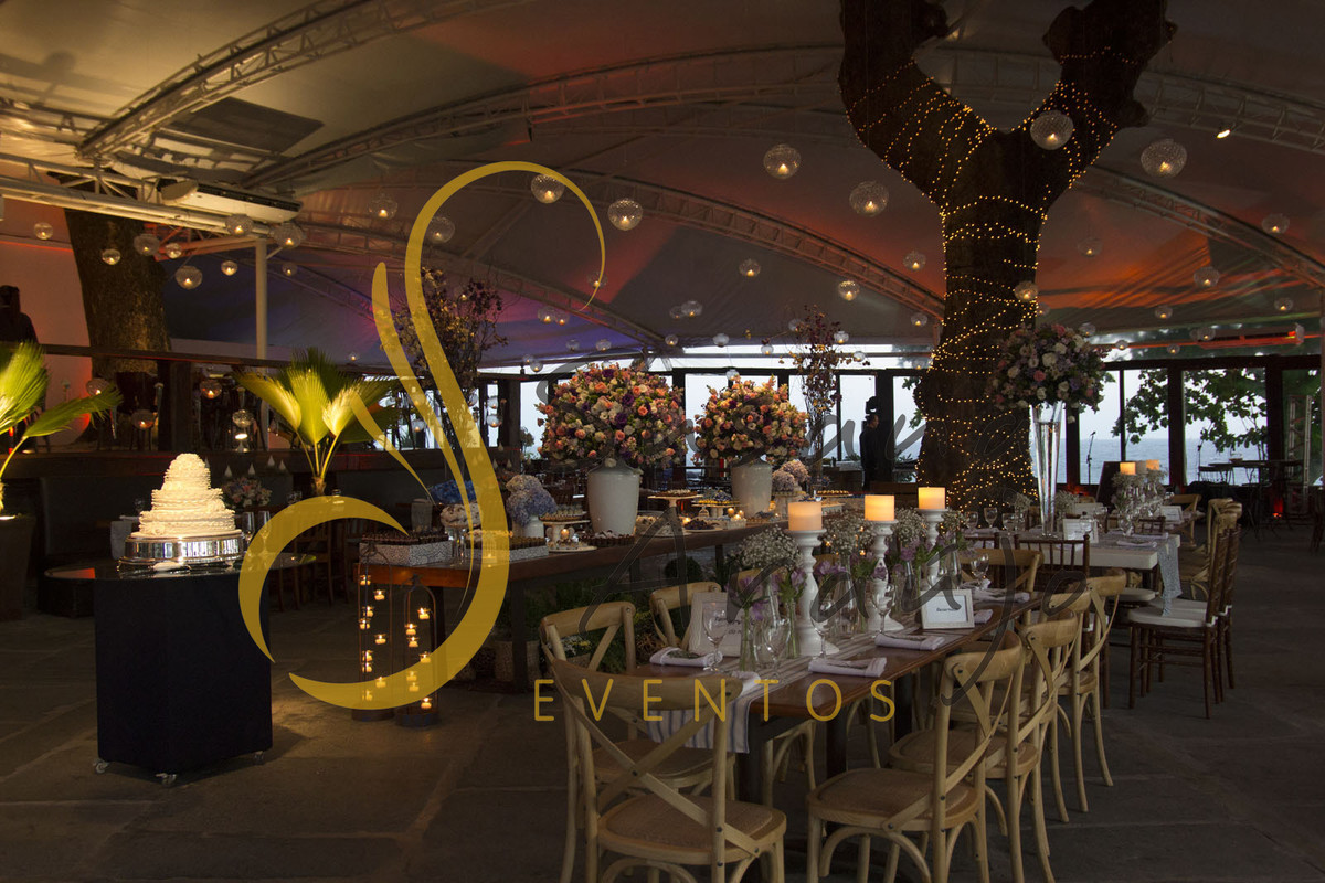 Casamento Zéfiro Niterói, mesa de convidados e de doces com flores rosa, branco e lilás.