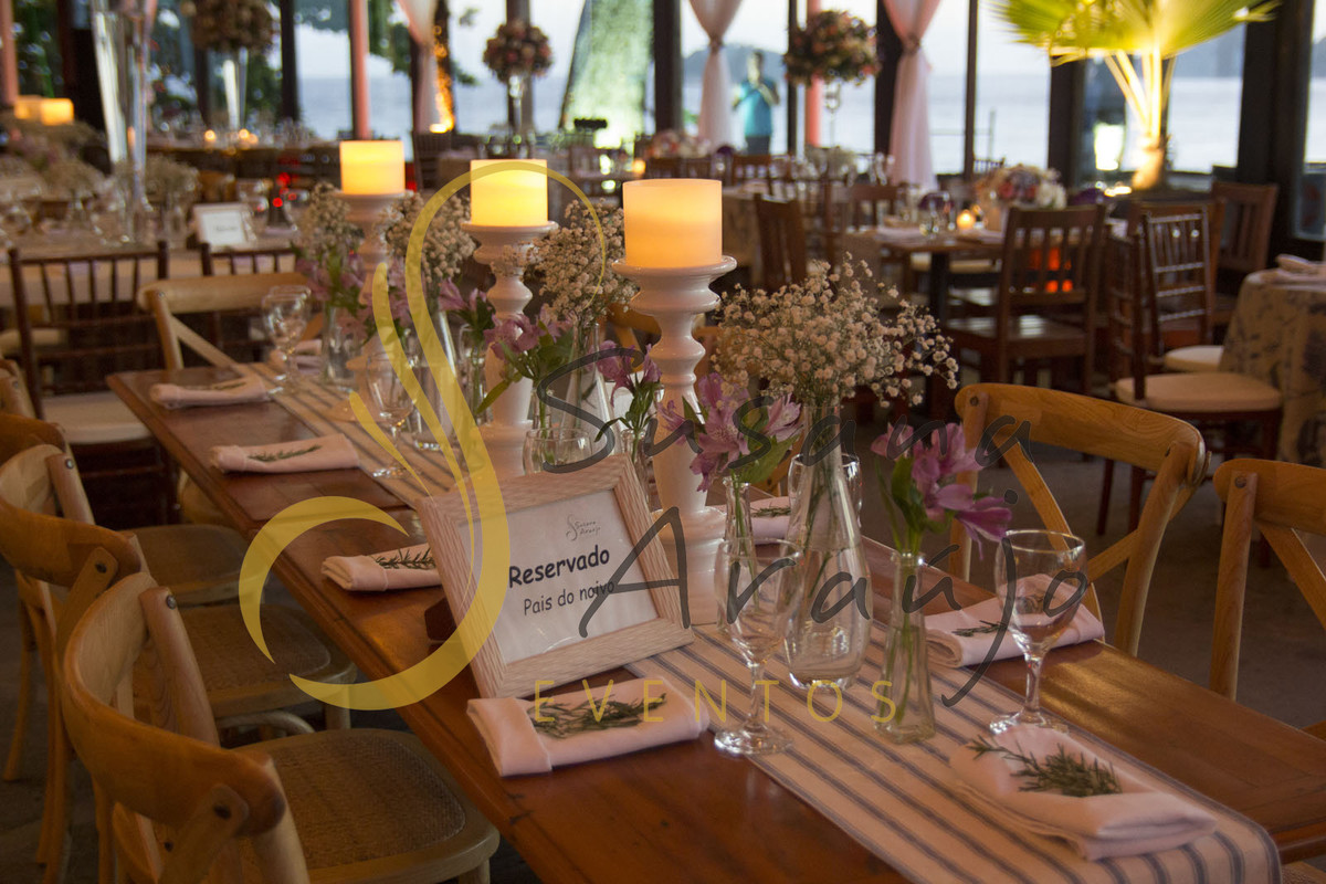 Casamento Zéfiro Niterói, mesa de convidados com flores lilás e brancas, com castiçais de velas
